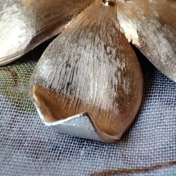 Frosted Matte White Enameled Unsigned Boucher? Vintage Brooch Blazer Pin Unisex - Picture 3 of 11